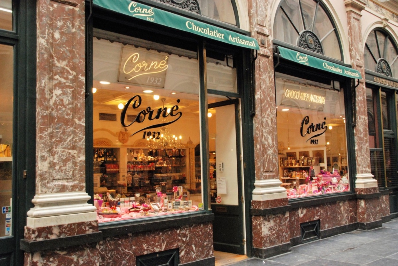 vitrine-AMPUS-min_chocolate_chocolaterie_shop_luxury_chic_gallery_brussels_belgium-558146